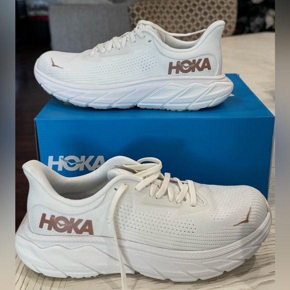 Hoka Arahi size 7 Women’s - brand new in box - Picture 1 of 5